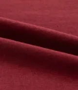 Remera deportiva masculina oversized color gris oscuro con cuello en V blanco, mangas cortas con rayas blancas, estampa localizada y lettering blanco.