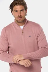 Buzo de hilo de algodón color salmón, de tejido fino, con cuello alto y medio cierre con cremallera.
