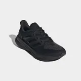 Championes de running Adidas modelo Ultrarun 5, completamente negros, con parte superior de malla, amortiguación Cloudfoam y entresuela Bounce 2.0. Cuentan con suela Adiwear de alta durabilidad y están fabricados con materiales reciclados.