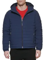 Campera acolchada azul marino con capucha, cierre frontal con cremallera y bolsillos laterales con cierre.