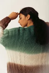 Cárdigan tejido a rayas horizontales con degradé de color, con cuello en V, mangas largas y cierre frontal con botones de madera.