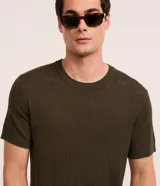 Remera de manga corta color verde militar, confeccionada en viscosa con textura zig zag y cuello redondo acanalado.