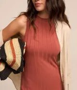 Vestido midi negro de punto acanalado, sin mangas y con cuello alto.