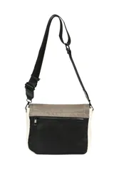 Bandolera con correa larga regulable, cuerpo principal color beige con solapa marrón y base negra.