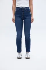 Jean de tiro medio color azul oscuro, de calce ajustado desde la cintura hasta los tobillos.