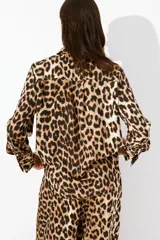 Camisa de manga larga con estampado de leopardo en tonos beige y marrón.