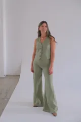 Pantalón de vestir verde seco, de corte palazzo y tiro alto.
