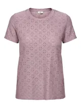 Camiseta rosa con pequeños calados, de manga corta y cuello redondo.
