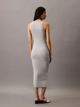 Vestido midi gris de algodón y elastano, sin mangas y con escote redondo.
