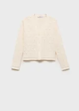 Cárdigan de punto calado color crudo, con cuello en V, cierre frontal con botones y mangas largas.