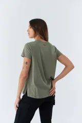 Remera de manga corta color fucsia, con cuello redondo y corte recto.