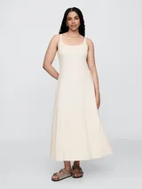 Vestido midi negro con breteles finos y corte ajustado.