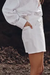 Shorts de jean de tiro alto, color celeste desgastado, con corte Mom Fit y cinco bolsillos.