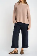 Sweater de tejido de punto acanalado, color azul vibrante, con cuello redondo y mangas largas.