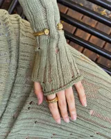 Anillo dorado con diseño de tres bandas entrelazadas.