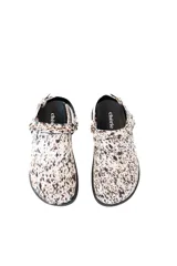 Zuecos con estampado animal print en blanco y marrón, con tira trasera ajustable con hebilla metálica.