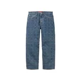 Pantalón de jean azul con diseño de cuadrícula con tachas en las costuras, corte holgado.