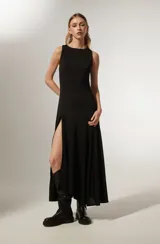 Vestido negro sin mangas de poliéster, corte al cuerpo, largo midi con abertura lateral y cuello redondo.