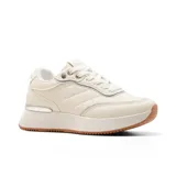 Championes blancos con diseño acolchado y detalles plateados.