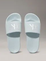 Ojotas celestes de Calvin Klein Jeans con logo de la marca en la tira.