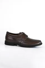 Zapato acordonado de cuero marrón oscuro, con suela de goma negra y puntera cuadrada.