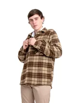 Camisa de tartán 100% lana en tonos verdes y beige, con cierre frontal y bolsillos en el pecho.
