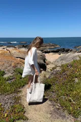 Camisa blanca de lino con corte amplio y mangas cortas.