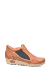 Zapato bajo color marrón de cuero liso con elástico negro en los laterales.