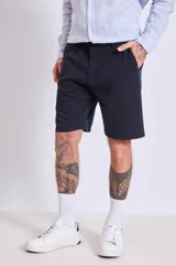 Bermuda de hombre color azul marino.