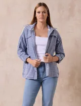 Camperita de tejido soft estampado a rayas azules y blancas, marca Ruby Rd. Abertura central con cierre metálico, bolsillos delanteros.