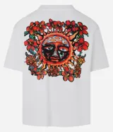 Remera blanca de algodón con corte boxy, cuello redondo y manga corta. Estampa frontal con el logo de la banda Sublime en color turquesa.