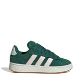 Championes Adidas Grand Court Alpha color verde oscuro con las tres tiras laterales en blanco y suela blanca con base marrón.