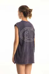 Musculosa azul con efecto gastado y logo estampado en el pecho.
