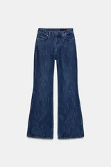 Jeans de tiro medio y pierna recta, color azul oscuro, con cierre de cremallera y botón.