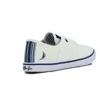 Zapatilla casual de lona blanca, estilo náutico o skater, con detalles en azul marino en el ribete de la suela, el forro interior (a rayas) y el logo bordado en la lengüeta y el lateral.