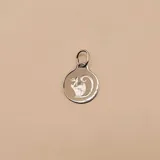 Dije redondo de plata 925 con la figura de un gato sentado con la cola enroscada.