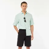 Bermudas negras de corte recto con cintura elástica y cordón ajustable.