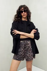 Short de algodón color blanco con estampado abstracto en negro, de corte recto y tiro alto.