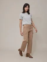 Remera negra de cuello redondo y manga corta con logo pequeño bordado en el pecho.