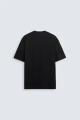 Camiseta blanca de algodón interlock con elasticidad, corte recto, cuello redondo y mangas cortas.