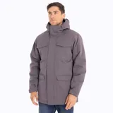 Campera parka gris con capucha, cierre frontal con cremallera, cuello alto, múltiples bolsillos con solapa en el pecho y laterales, ajuste en la cintura y mangas largas.