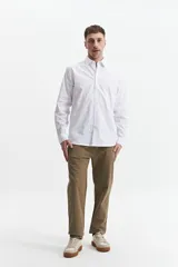 Camisa blanca de manga larga con cuello clásico, cartera abotonada, logo bordado y fit slim. Confeccionada en 98% algodón y 2% spandex.