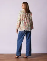 Chaqueta de lino marca Ruby Rd, con cuello con solapa, abertura central con botones, ruedo y puños bordados.