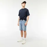 Bermudas de jean celeste con múltiples bolsillos, cintura con cordón ajustable y corte a la rodilla.