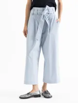 Pantalón culotte azul claro, de tiro alto, con pliegues frontales y cinturón de tela anudado en la cintura. Incluye bolsillos laterales.