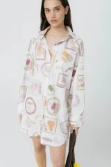 Camisa blanca de manga larga con estampado de frutas y verduras.