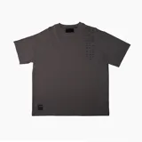 Remera gris de manga corta con cuello redondo y estampado lateral con texto.