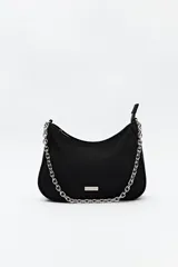 Cartera negra estilo baguette de nylon con correa de cadena metálica plateada y logo rectangular plateado en el frente.