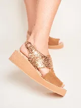 Sandalia de cuero color blanco con plataforma de 2 cm y taco de 5 cm.