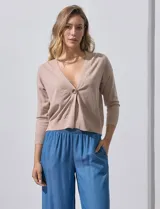 Cárdigan color beige tejido en hilado fino, con escote en V y cierre frontal con un botón.